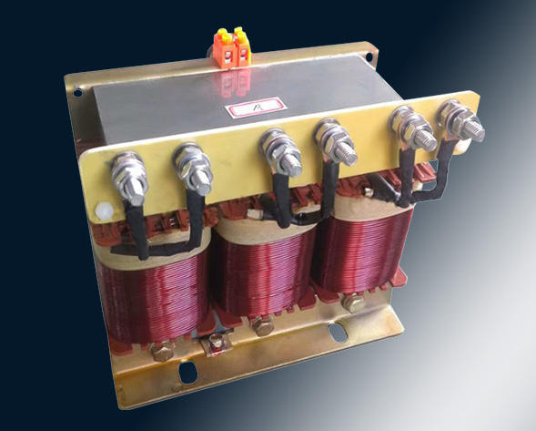 TKSG/TKDG濾波電抗器通過(guò)的是交流電流，它與濾波電容器串聯(lián)使用，組成諧振電路，使其在規(guī)定的頻率點(diǎn)上諧振，濾指定的高次諧波；同時(shí)還可實(shí)玖電力系統(tǒng)的無(wú)功補(bǔ)償和…