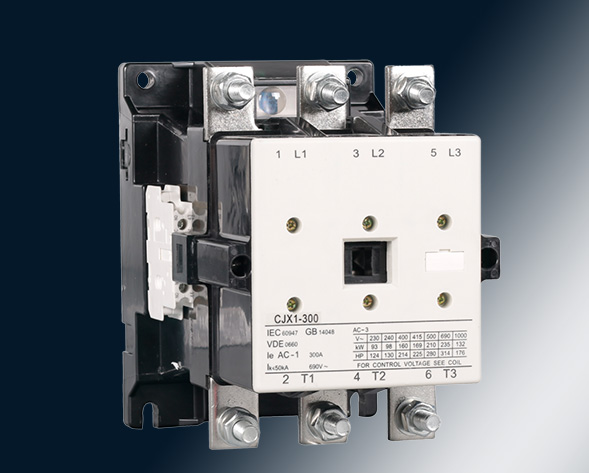 CJX1交流接觸器適用于交流50Hz或60Hz、電壓至690V、電流至475A的電力線(xiàn)路中，供遠(yuǎn)距離頻繁起動(dòng)和控制電動(dòng)機(jī)及接通與分?jǐn)嚯娐?。?jīng)加裝機(jī)械聯(lián)鎖機(jī)構(gòu)后組…